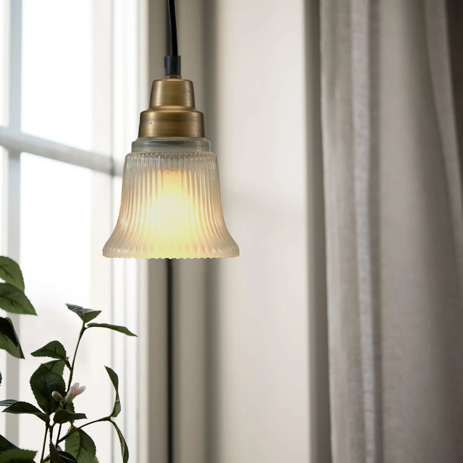 PR Home Hängelampe Emmi, satiniert/messing, Glas Stecker E27