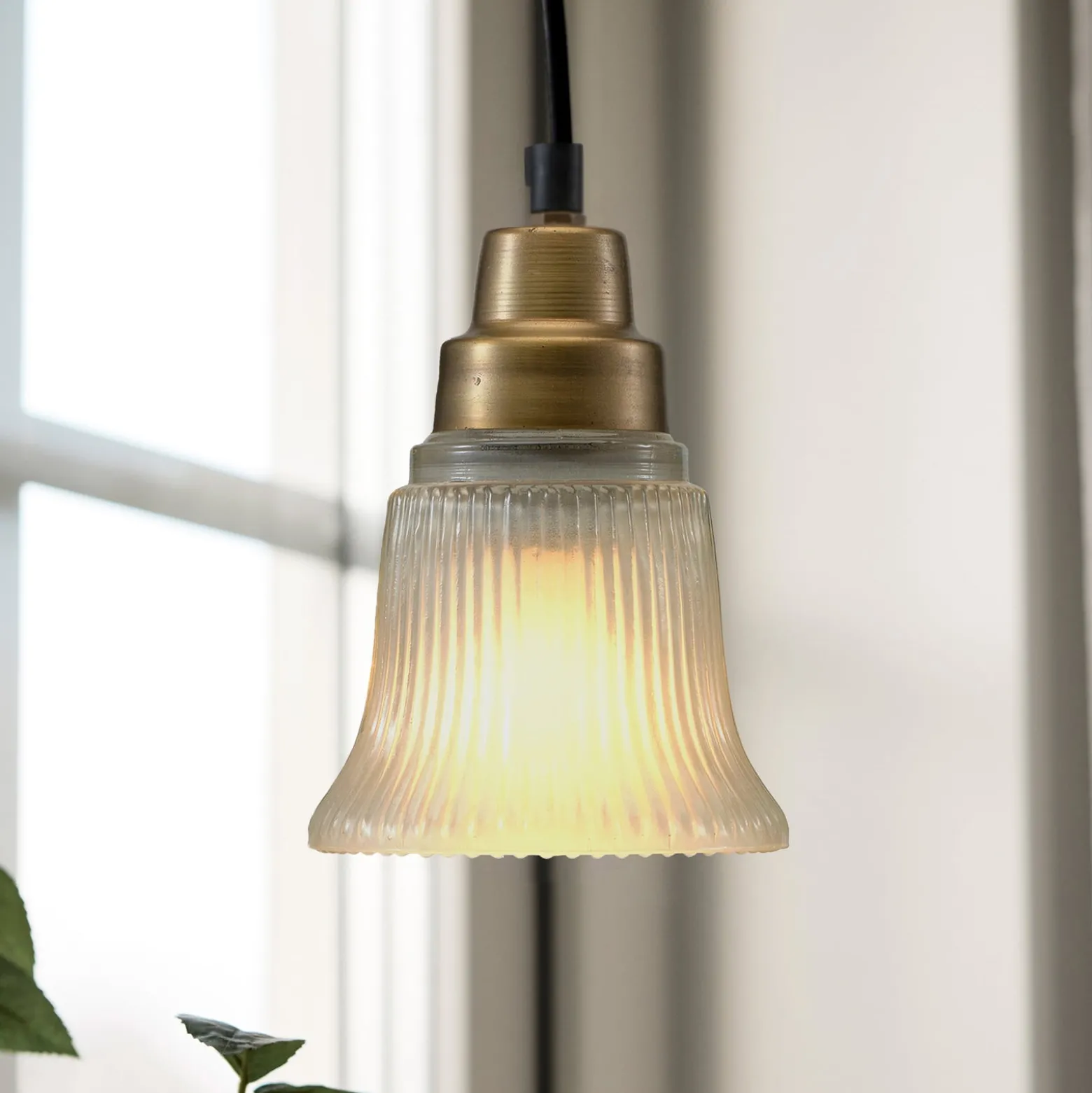 PR Home Hängelampe Emmi, satiniert/messing, Glas Stecker E27