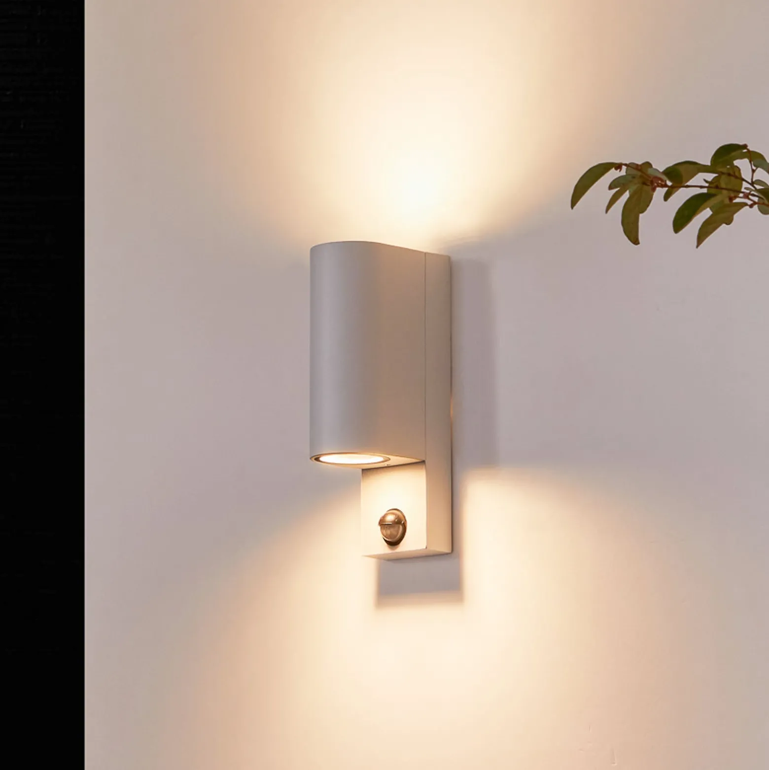 Prios Außenwandleuchte Tetje, weiß, rund, Sensor