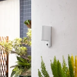 Prios Außenwandleuchte Tetje, weiß, rund, Sensor