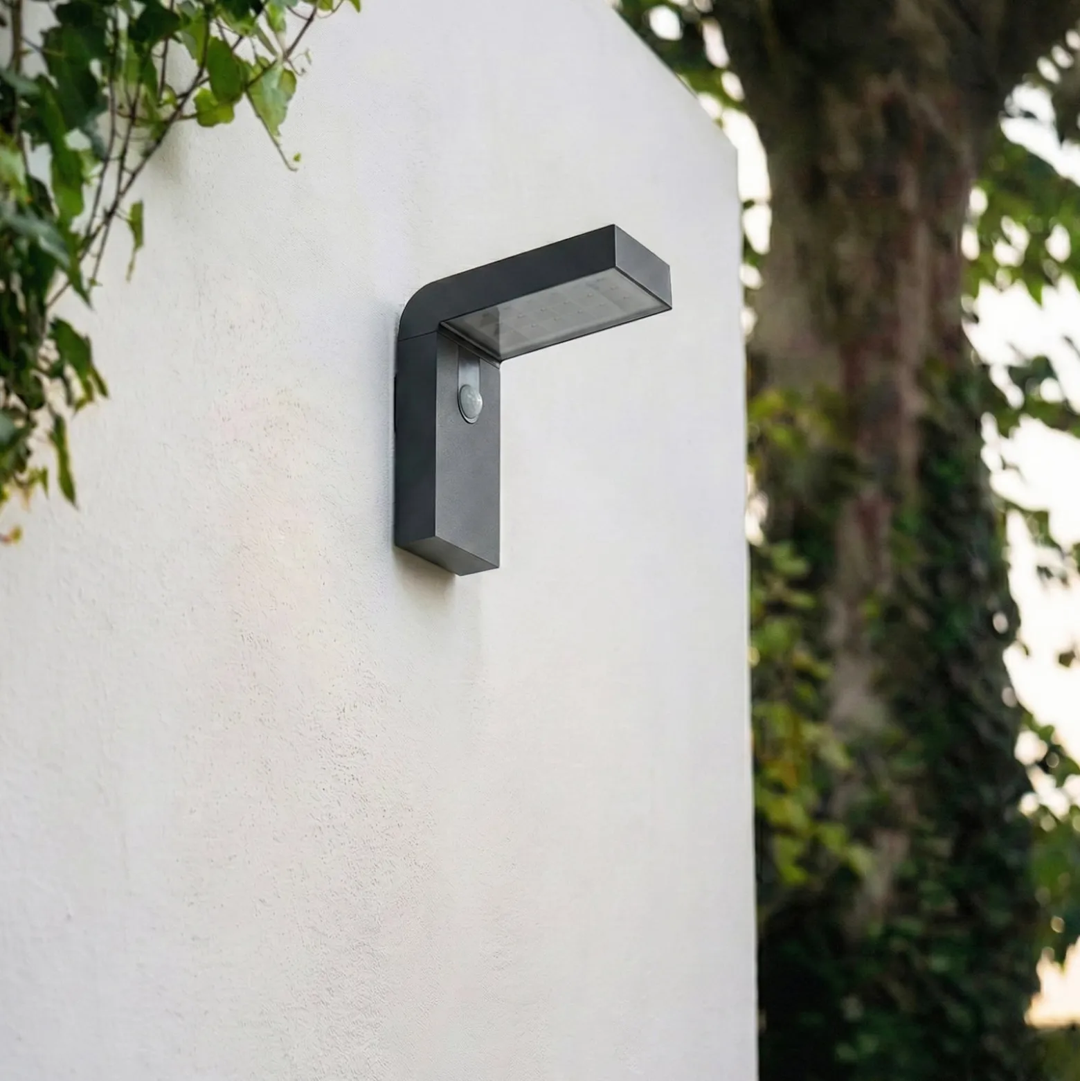 Prios LED-Solar-Wandleuchte Aurino, schwarz, Sensor, IP44