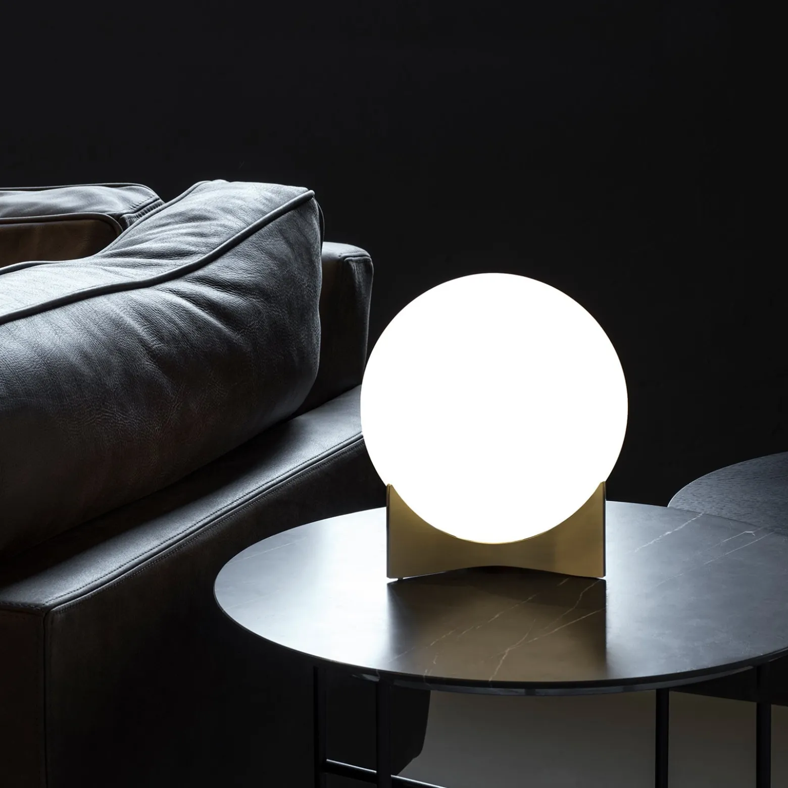 Terzani Tischleuchte Oscar, messingfarben, Ø 20 cm, Opalglas