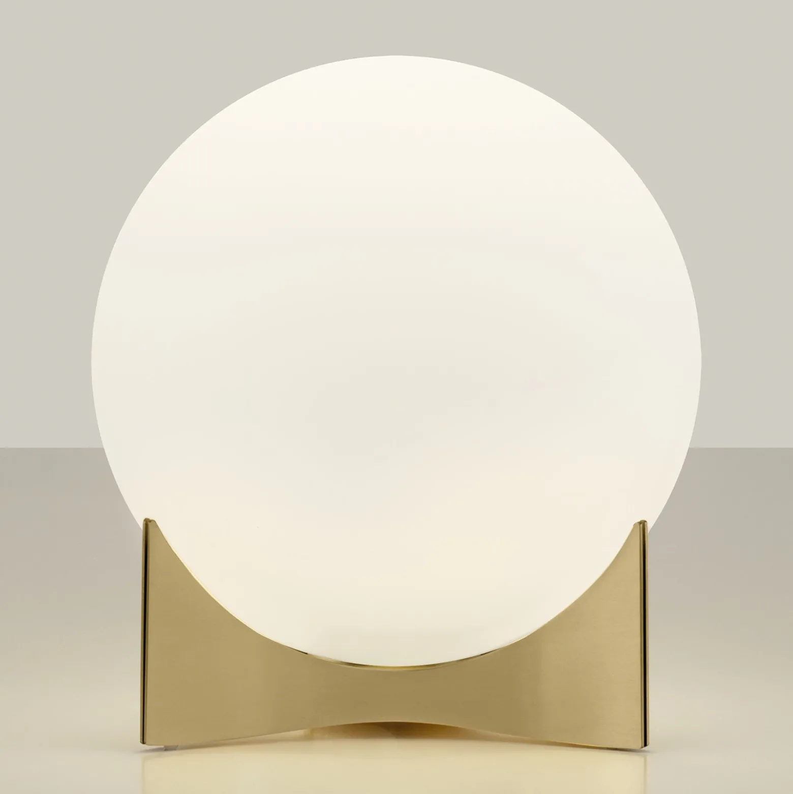 Terzani Tischleuchte Oscar, messingfarben, Ø 20 cm, Opalglas