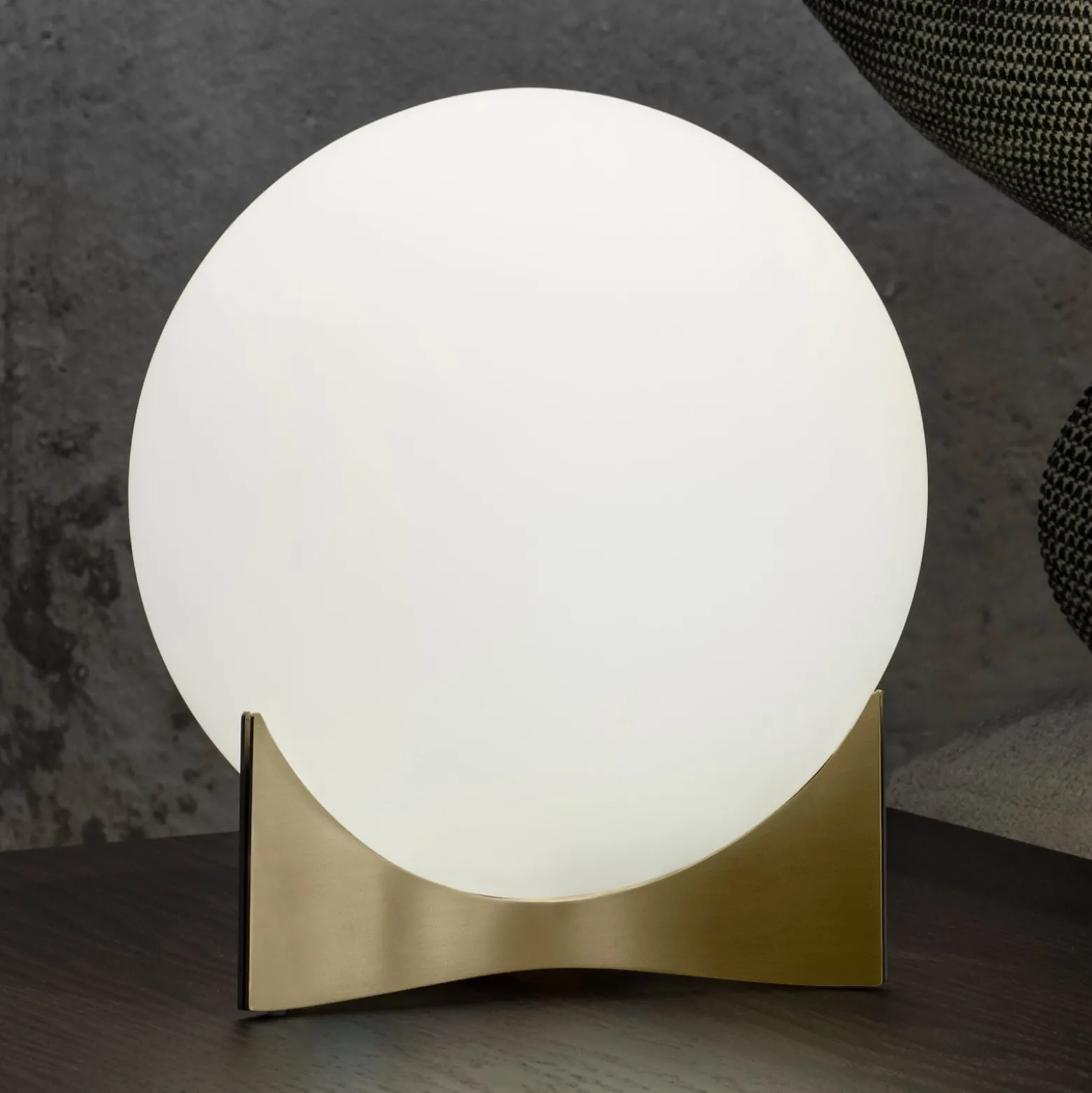 Terzani Tischleuchte Oscar, messingfarben, Ø 20 cm, Opalglas