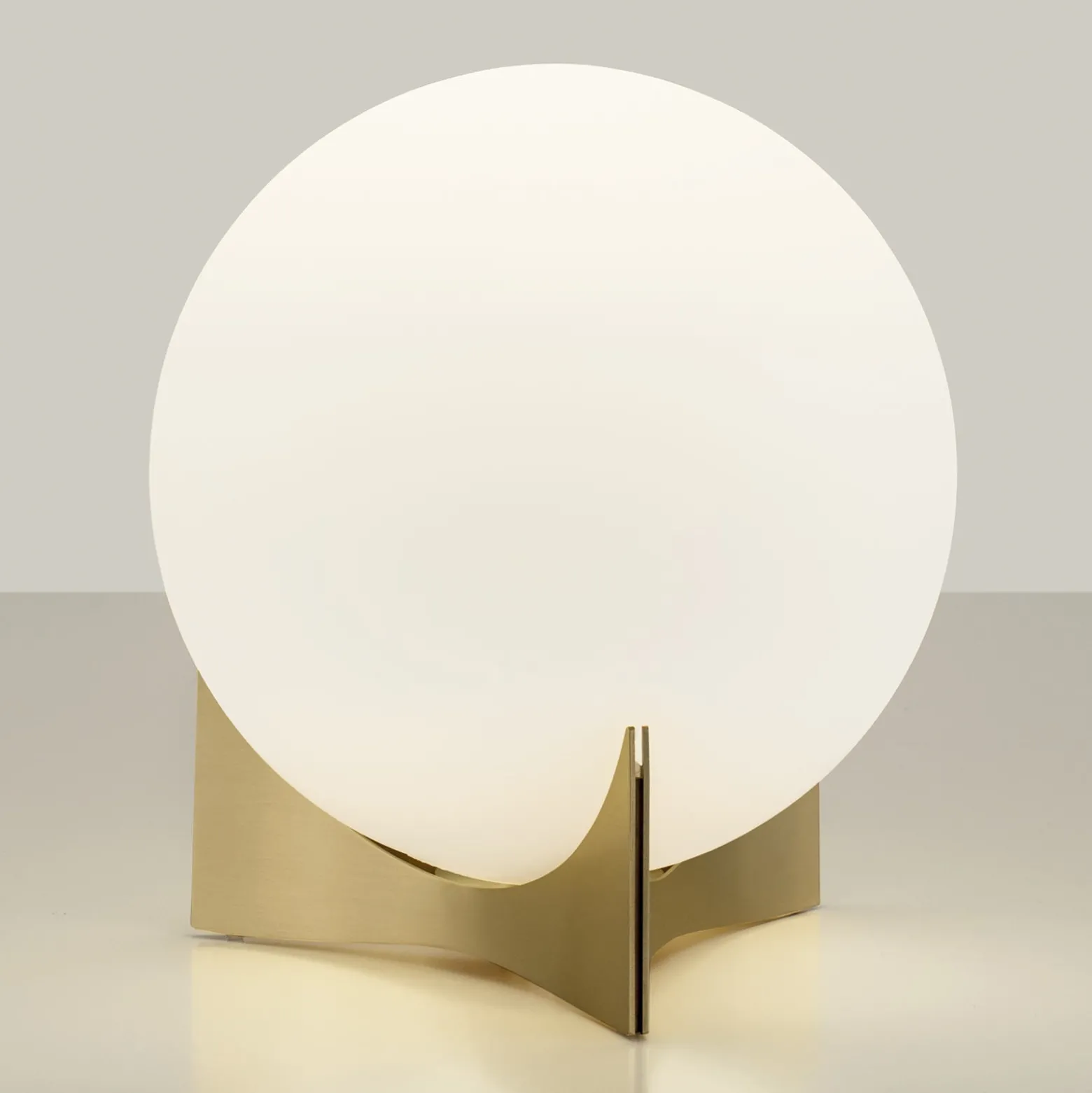 Terzani Tischleuchte Oscar, messingfarben, Ø 20 cm, Opalglas