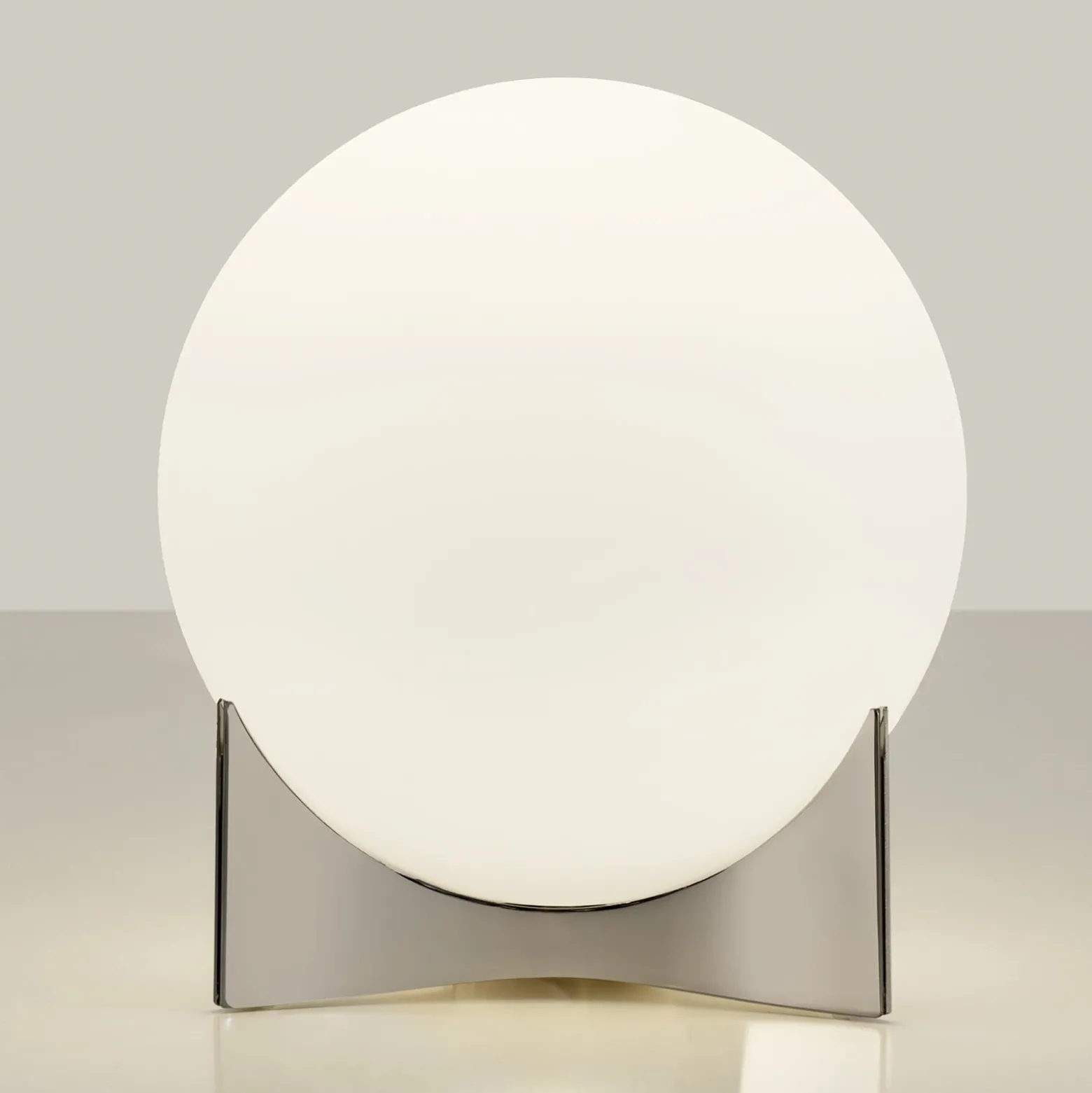 Terzani Tischleuchte Oscar, nickelfarben, Ø 20 cm, Opalglas