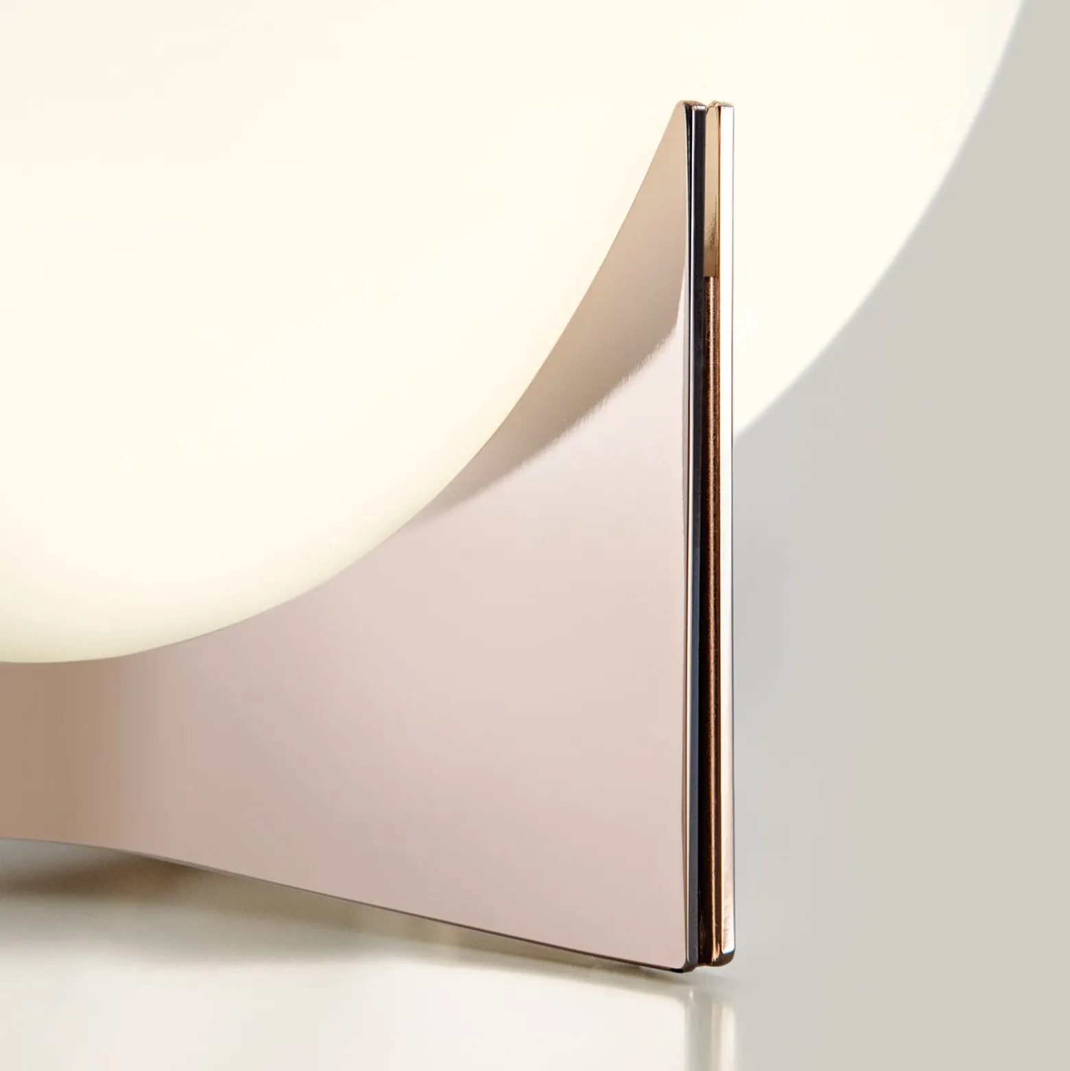 Terzani Tischleuchte Oscar, roségold, Ø 20 cm, Opalglas