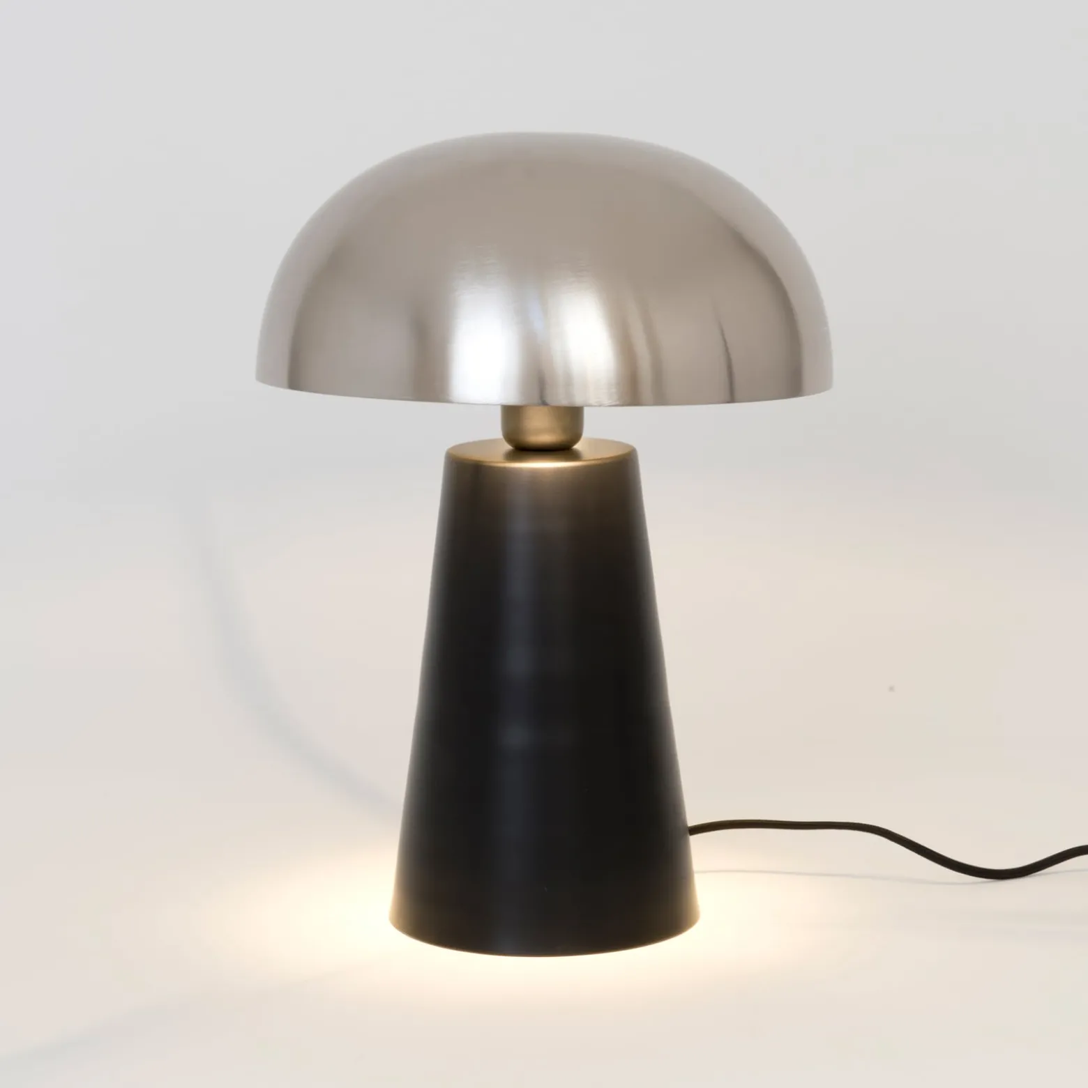Tischlampe Fungo, unten strahlend, schwarz/silber