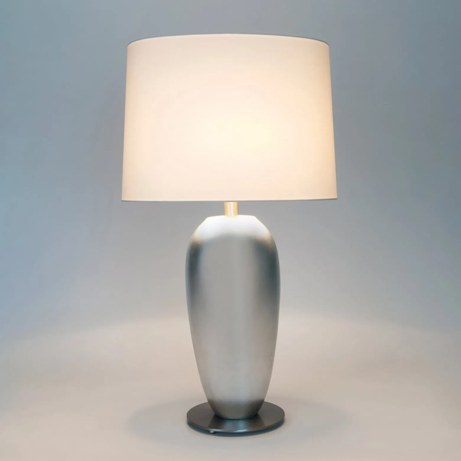 Tischlampe LAMBDA OVAL, silber/écru, Höhe 77 cm, Keramik E27