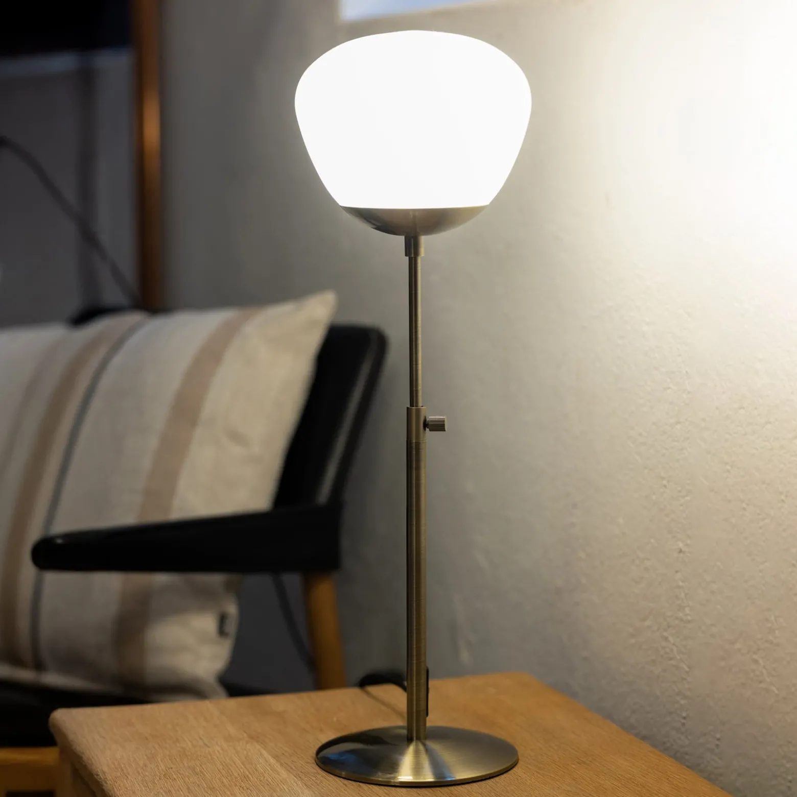 Tischleuchte Rise, Höhe 60 cm, messing antik, Eisen, Glas