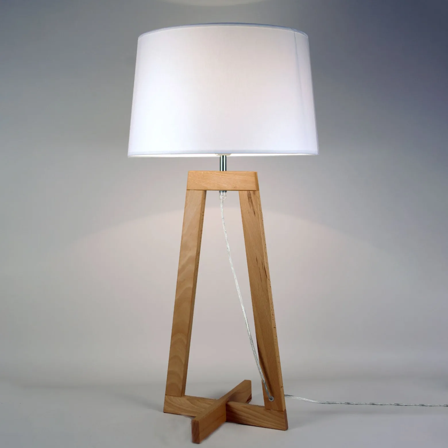 Tischleuchte Sacha LT aus Textil und Holz