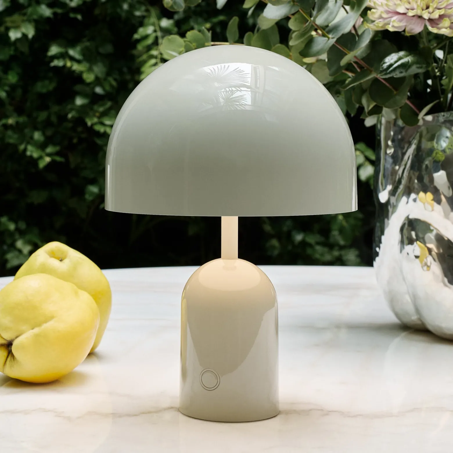 Tom Dixon Akku-Tischlampe BELL PORTABLE, hellgrau 28 cm IP44
