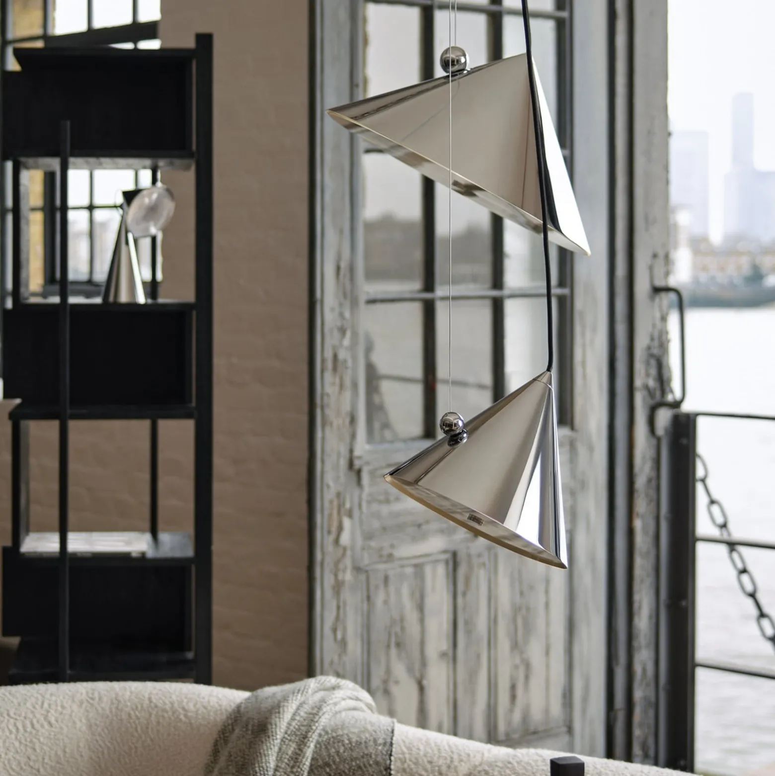 Tom Dixon LED-Hängelampe Pose, silber, Ø 43 cm, Stahl, dim