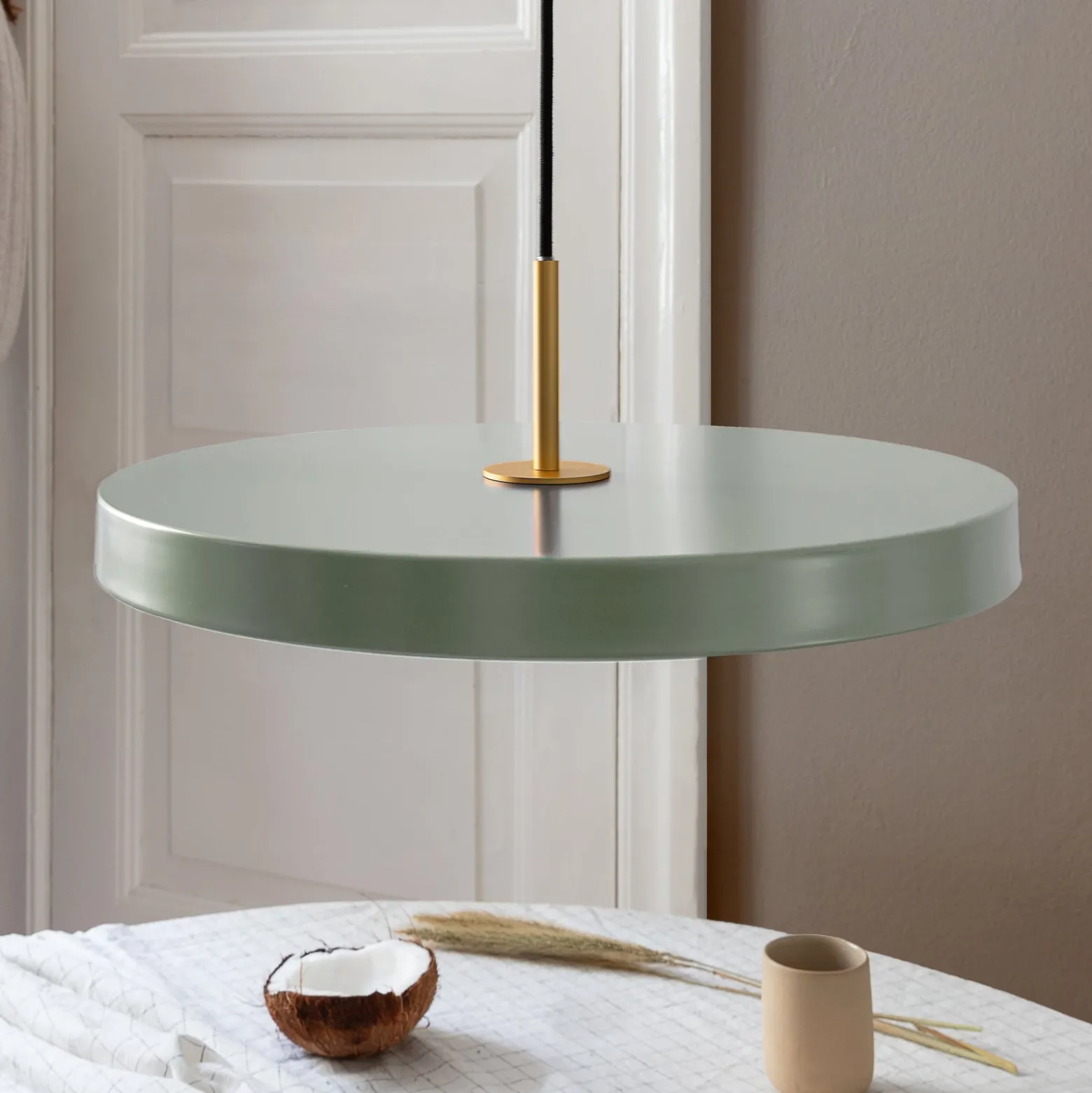 UMAGE LED-Hängelampe Asteria Medium hellgrün/messing Ø 43 cm