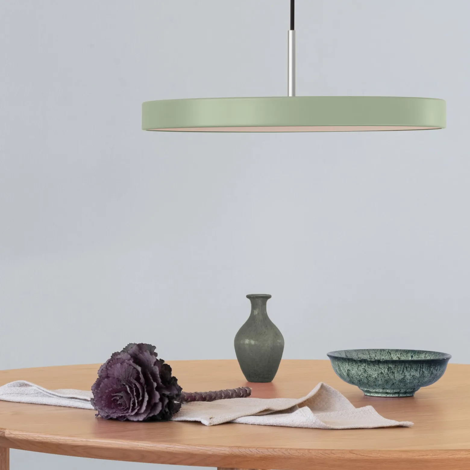 UMAGE LED-Hängelampe Asteria Medium hellgrün/messing Ø 43 cm