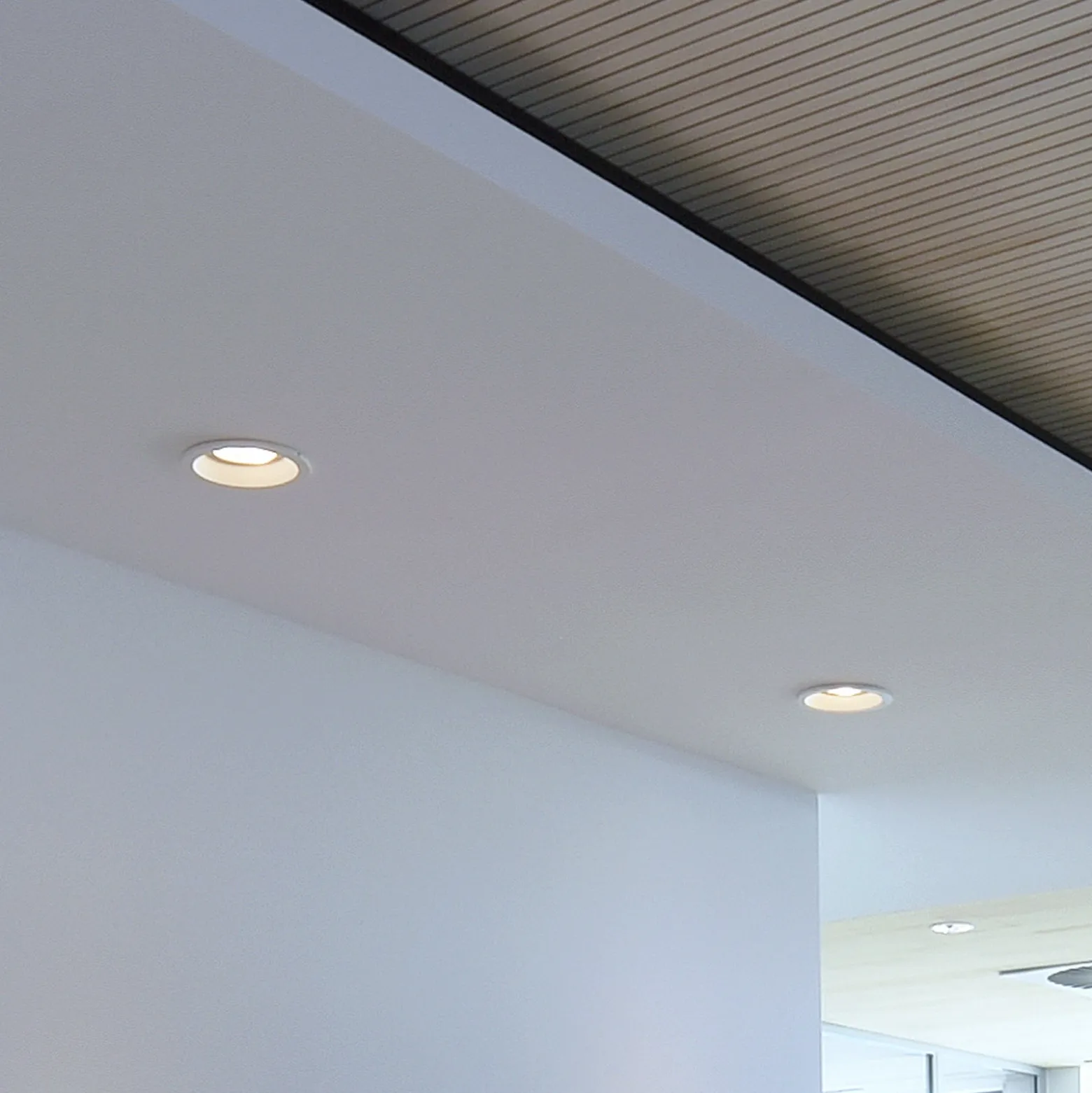 Warmweiße LED-Deckeneinbauleuchte COB130 18 W